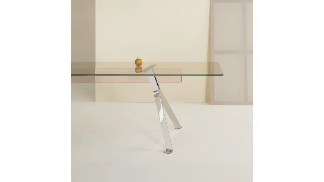 Tavolo Mari Cristal con top in cristallo e base composta da due cavalletti in acciaio inox di Glas Italia